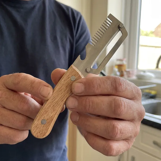 Un homme tient PeelPro à deux mains par son manche en bois
