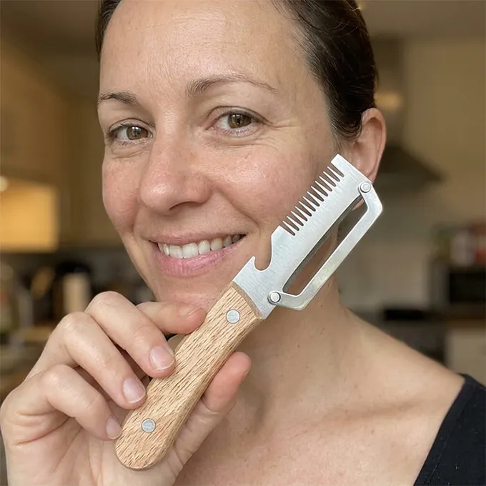Une femme souriante tient PeelPro près de son visage